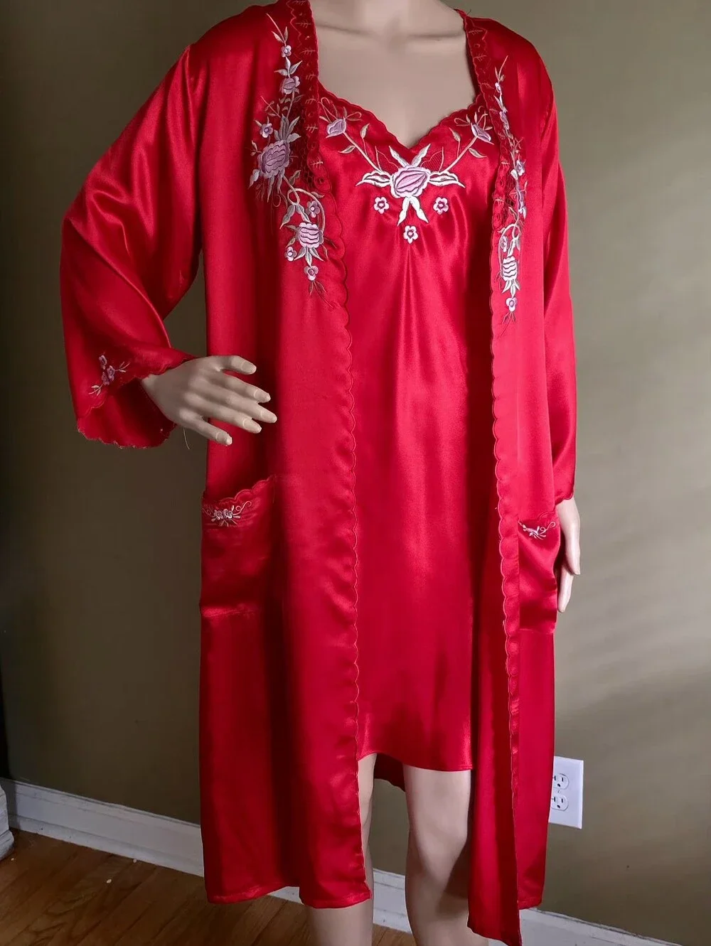 Vintage 雅叶尔 Yǎyèěr Red Silk Embroidered Robe & Nightgown Set